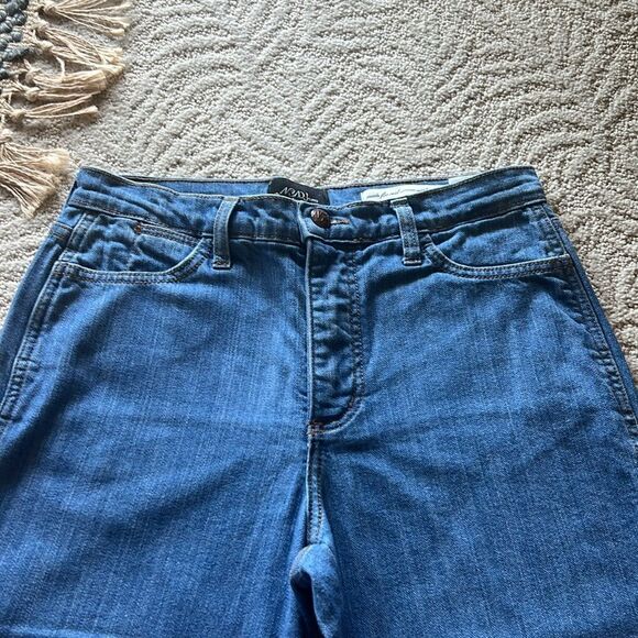 NYDJ Cropped Jeans with Button details on hem size 6 - Picture 2 of 10